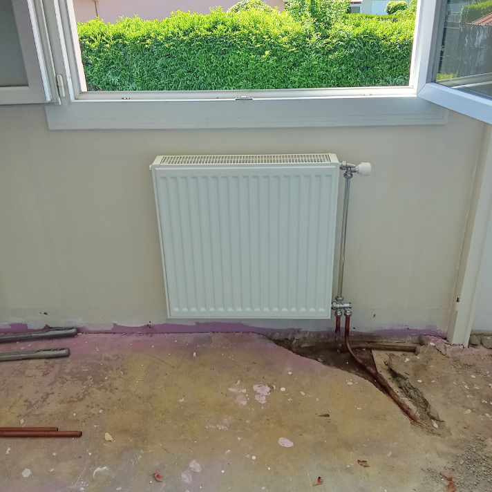 Raccordement d'un radiateur à eau chaude classique sous une fenêtre par l'entreprise LIMA, chauffagiste à Narrosse.