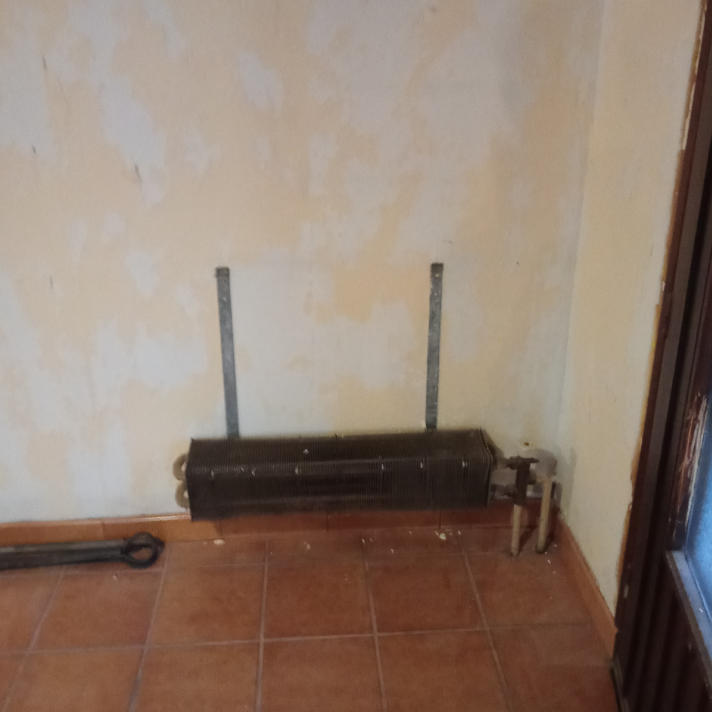 Démontage d'un ancien radiateur vétuste avant son remplacement par votre chauffagiste LIMA dans les Landes.