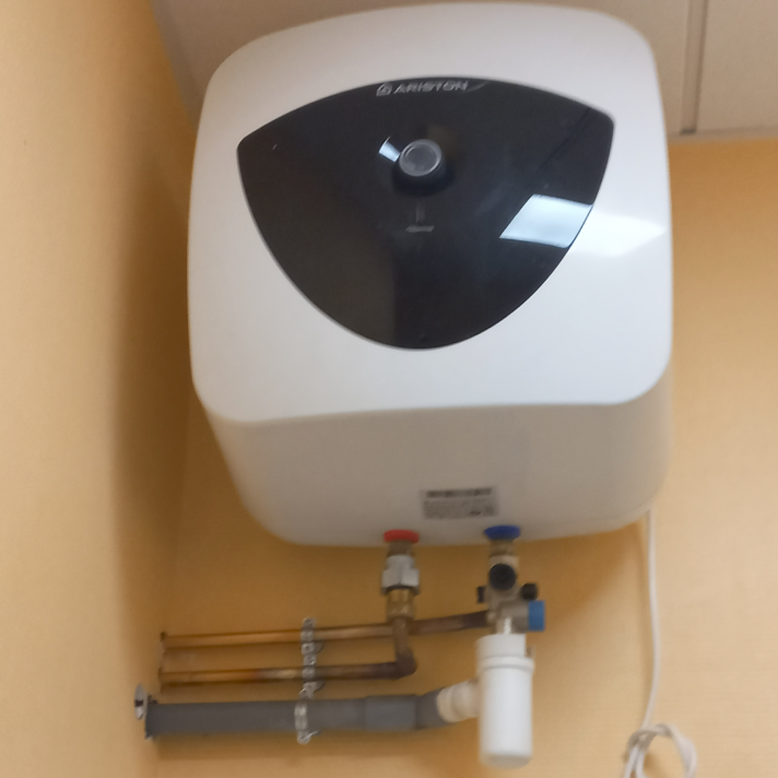 Fixation murale d'un chauffe-eau électrique compact Ariston par l'expert chauffagiste LIMA à Saint-Vincent-de-Paul.