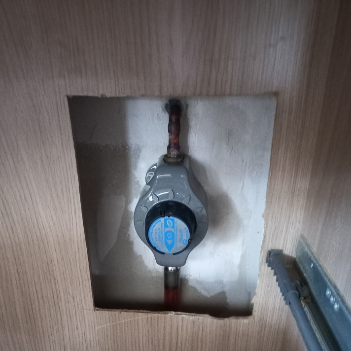 Détail d'un détendeur de sécurité monté dans un meuble lors de travaux d'installation et entretien gaz par l'entreprise LIMA à Dax.