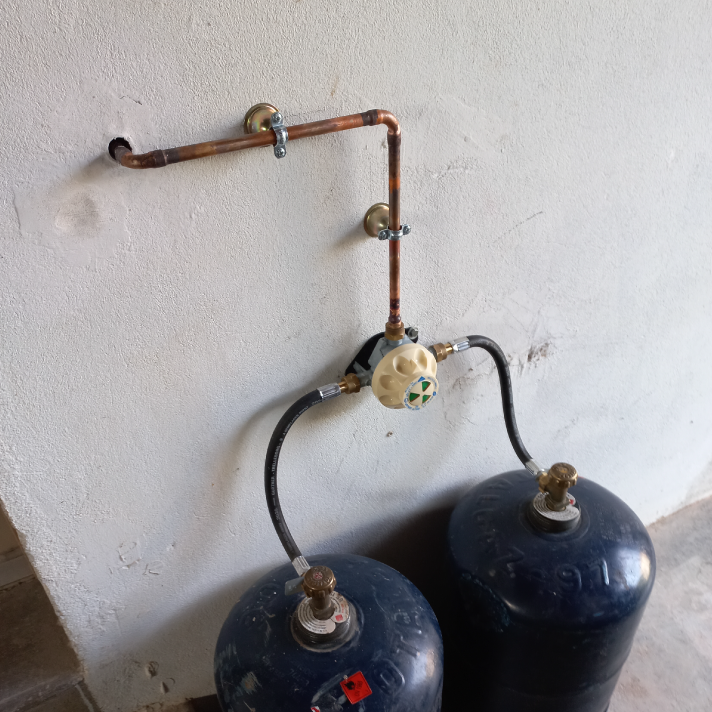 Raccordement extérieur en cuivre pour deux bouteilles lors d'une prestation d'installation et entretien gaz par le plombier LIMA à Saint-Paul-lès-Dax.