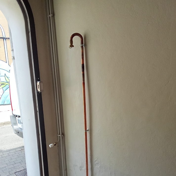 Création d'une arrivée en cuivre près d'une porte d'entrée pour une installation et entretien gaz de ville à Narrosse réalisé par LIMA.