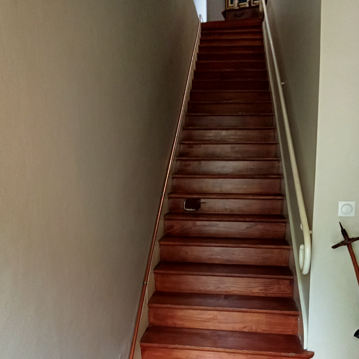 Fixation d'une tuyauterie apparente le long d'un escalier en bois pour une installation et entretien gaz par l'artisan LIMA à Oeyreluy.