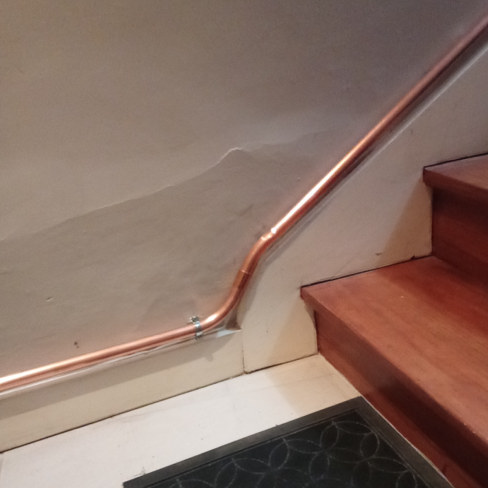 Travail de cintrage soigné d'un tube en cuivre sur mesure lors d'une installation et entretien gaz par l'entreprise LIMA dans les Landes.