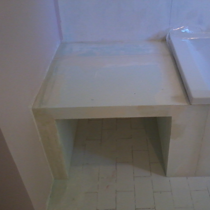 Enduit et préparation de la maçonnerie autour d'une baignoire neuve par l'artisan plombier LIMA à Dax.