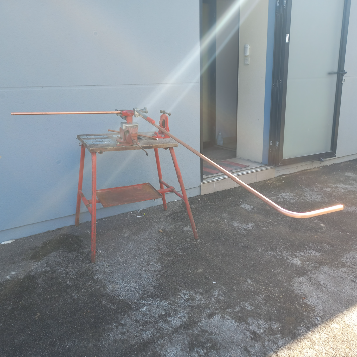Travail de cintrage de tuyauterie en cuivre pour chantier de plomberie à Saint-Vincent-de-Paul par LIMA.