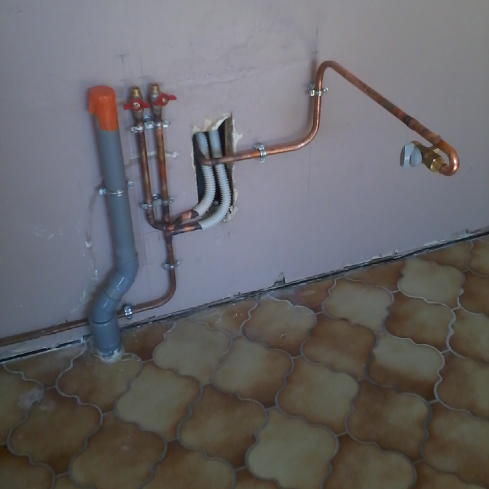 Rénovation des arrivées d'eau sanitaires en cuivre et PER à Saugnac-et-Cambran par l'artisan plombier LIMA.