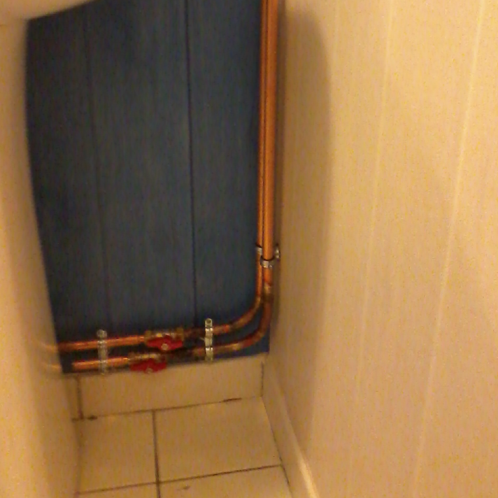 Pose de réseaux d'eau apparents avec vannes d'arrêt à Pouillon par votre plombier chauffagiste LIMA.