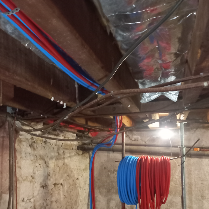 Passage de couronnes PER rouge et bleu en vide sanitaire à Soustons par le plombier LIMA.
