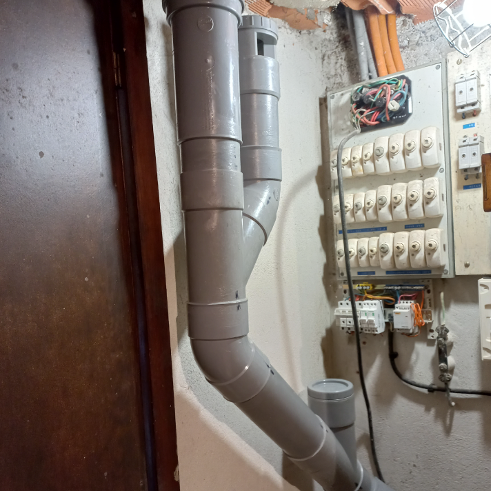 Installation d'une descente d'évacuation en PVC pour les eaux usées d'une maison à Heugas par le plombier LIMA.