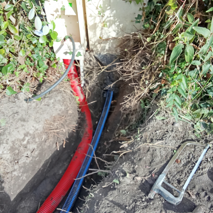 Introduction de gaines techniques pour le raccordement en eau d'un bâtiment à Candresse par LIMA, votre plombier dans les Landes.
