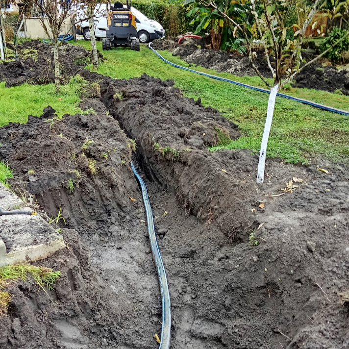 Travaux de terrassement pour le passage d'une gaine d'eau potable enterrée à Pontonx-sur-l'Adour par votre plombier LIMA.