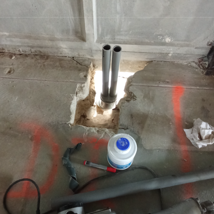 Mise en place d'attentes et d'évacuations sanitaires en PVC à travers une dalle béton à Rivière-Saas-et-Gourby par LIMA Plomberie.
