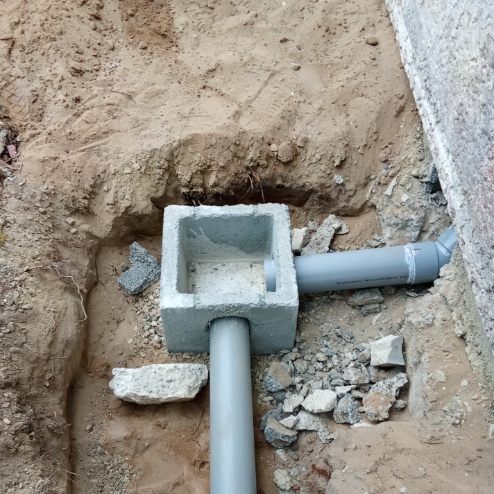 Pose d'un regard de visite en béton et raccordement de canalisations PVC d'assainissement par le plombier LIMA à Montfort-en-Chalosse, près de Dax.