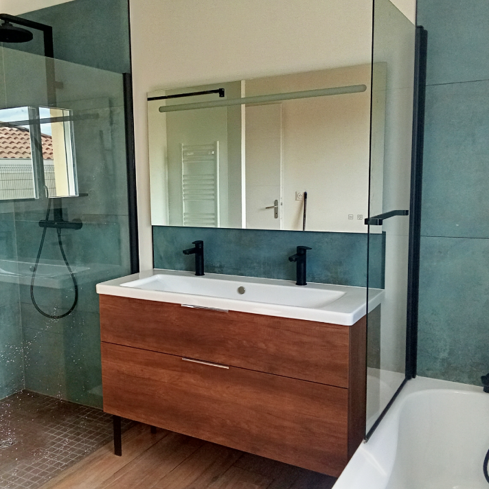 Installation d'un meuble double vasque en bois avec robinetterie noire mate par le plombier LIMA à Saint-Vincent-de-Paul.