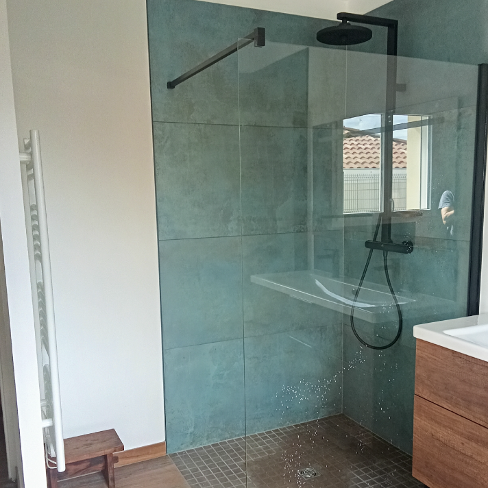 Rénovation de salle de bain avec création d'une douche équipée d'une colonne noire à Oeyreluy par votre plombier.