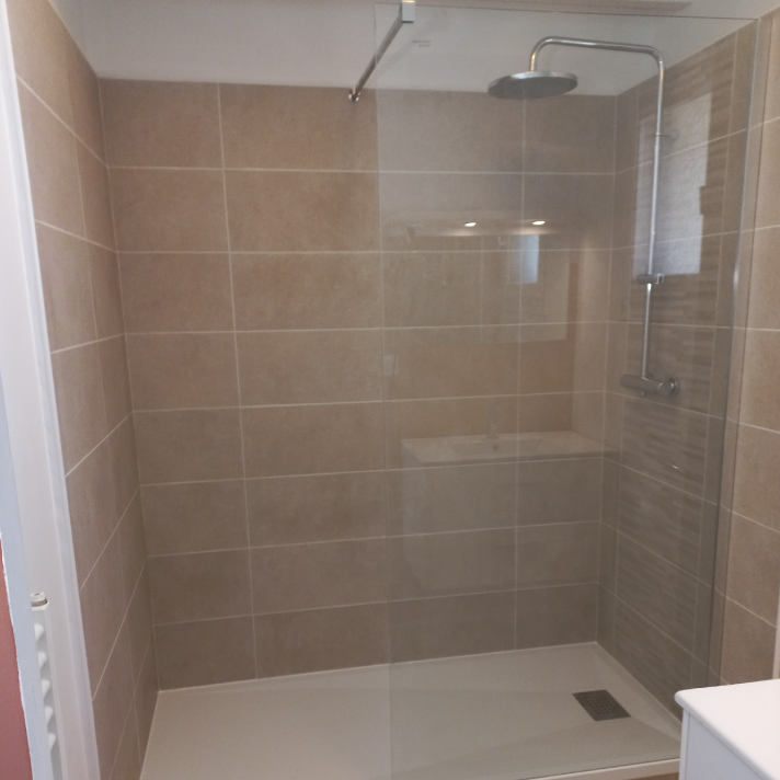 Aménagement d'une nouvelle douche avec receveur extra-plat et faïence beige à Tercis-les-Bains par le plombier LIMA.