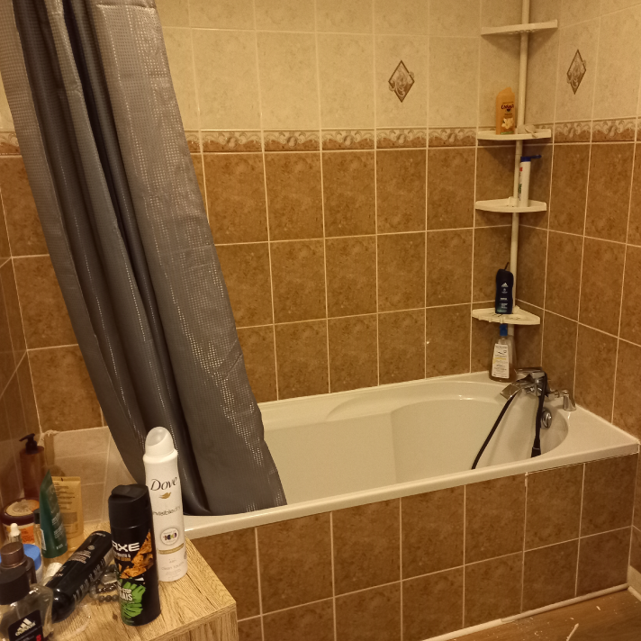 État avant travaux d'une vieille salle de bain avec baignoire à Mées, confiée au plombier LIMA pour une rénovation complète.