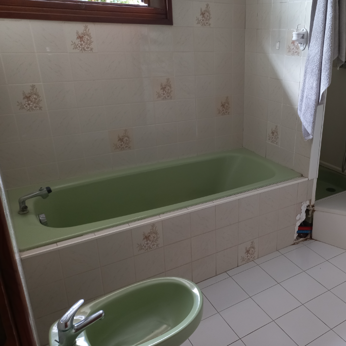 Ancienne salle de bain avec baignoire et bidet verts avant sa démolition et sa rénovation totale par le plombier LIMA à Dax, dans les Landes.