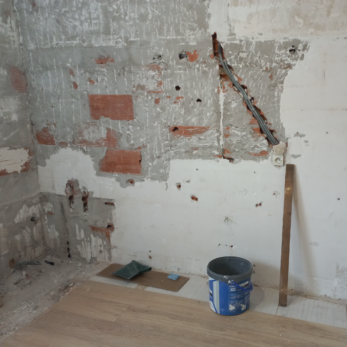 Démolition et préparation des murs et des réseaux de plomberie avant la rénovation complète d'une salle de bain à Narrosse par l'entreprise LIMA.
