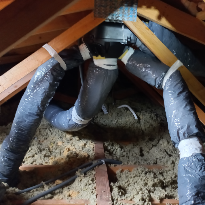 Raccordement et fixation d'un caisson avec gaines isolées pour une Pose de VMC réussie par l'entreprise LIMA à Narrosse.