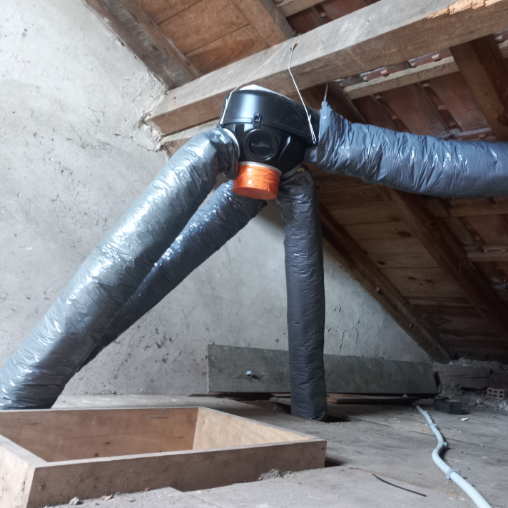 Installation de gaines de ventilation suspendues en combles pour une Pose de VMC professionnelle par le technicien LIMA dans les Landes.